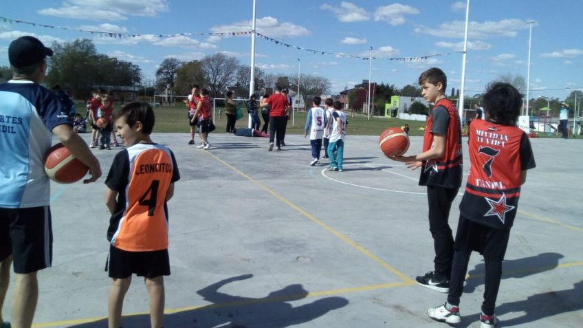 Juegos, música y deporte en el nuevo playón deportivo del barrio Parque Movediza