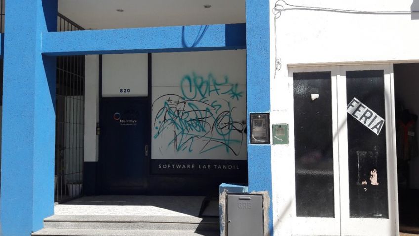 Arreglaron el frente de su empresa, pero un graffitero lo rayó