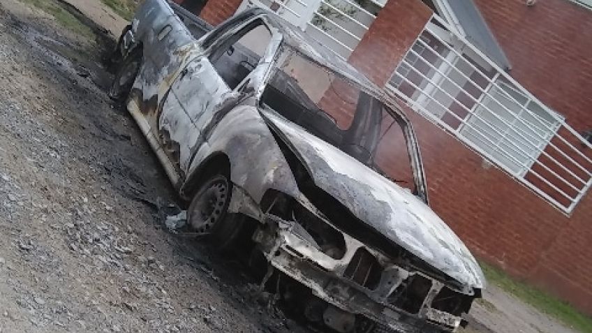 Apareció incendiado un vehículo en el Barrio Uncas