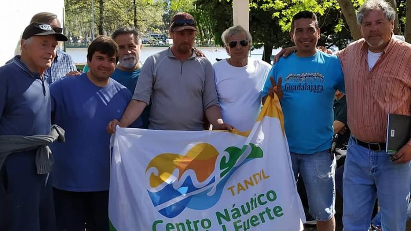 Cerró la Escuela de pesca en el CNF con siembra de alevinos en el Lago