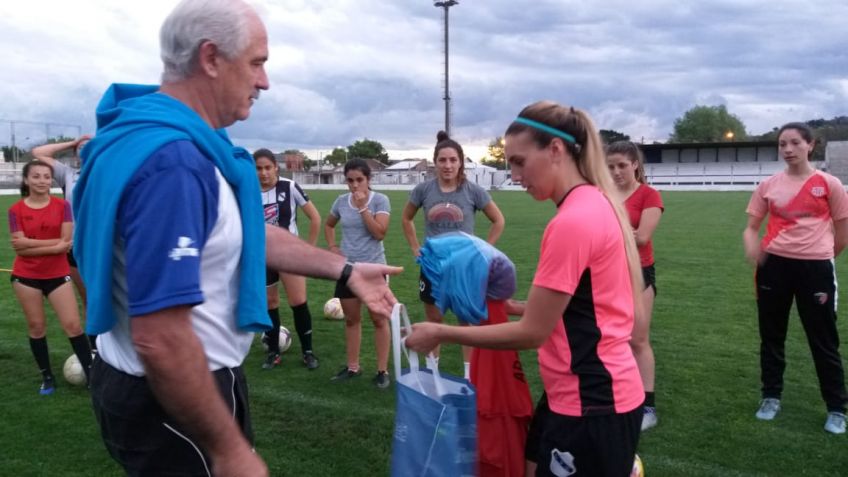 El Municipio entregó indumentaria y pagó el viaje del seleccionado femenino