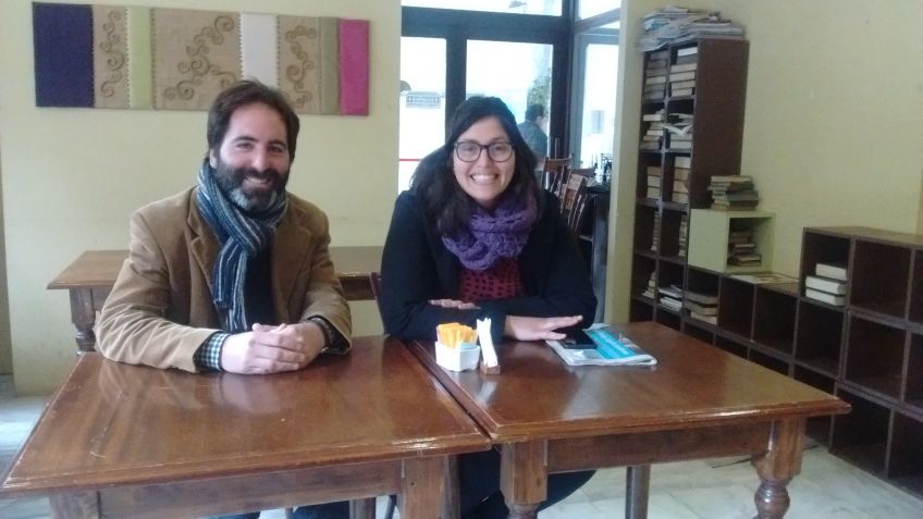 Anabela Tvihaug Canales, integrante de Maloca, y Alejandro Latorre, de la peña de San Lorenzo.