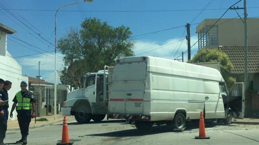 Duro choque entre una combi y un camión