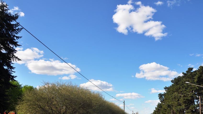 Lunes caluroso y parcialmente nublado