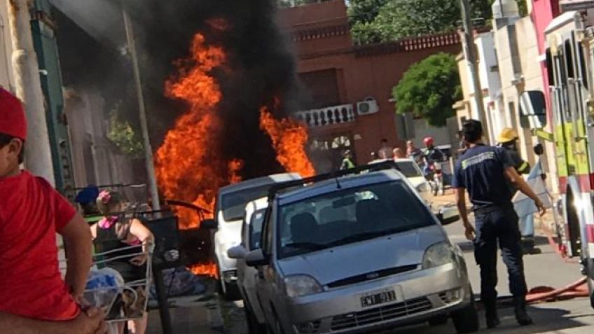Se incendió un auto en la vía pública