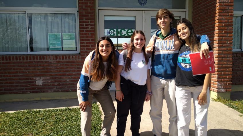 : Agustina Huarte, Martina Arregui, María Ignacia Tuculet y Gonzalo Boccazzi.