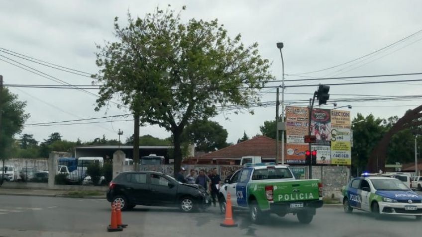 Un auto y un patrullero chocaron en Del Valle y Colón