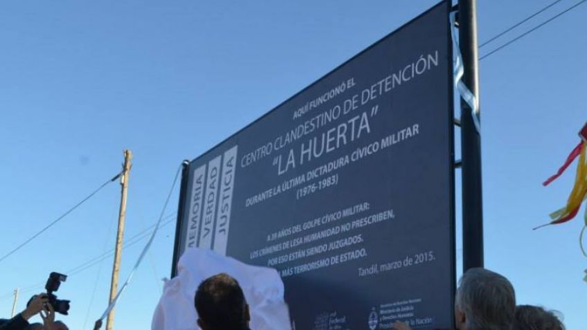 Antropólogos forenses trabajan en el predio de La Huerta