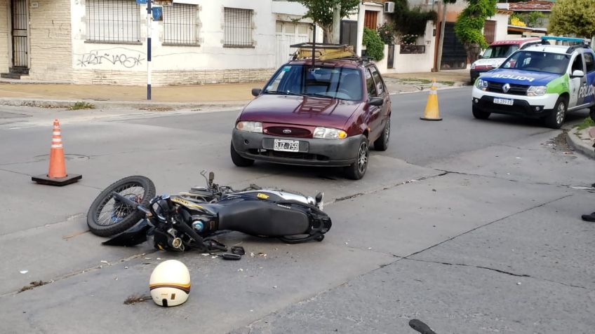 Motociclista herido tras chocar con un auto