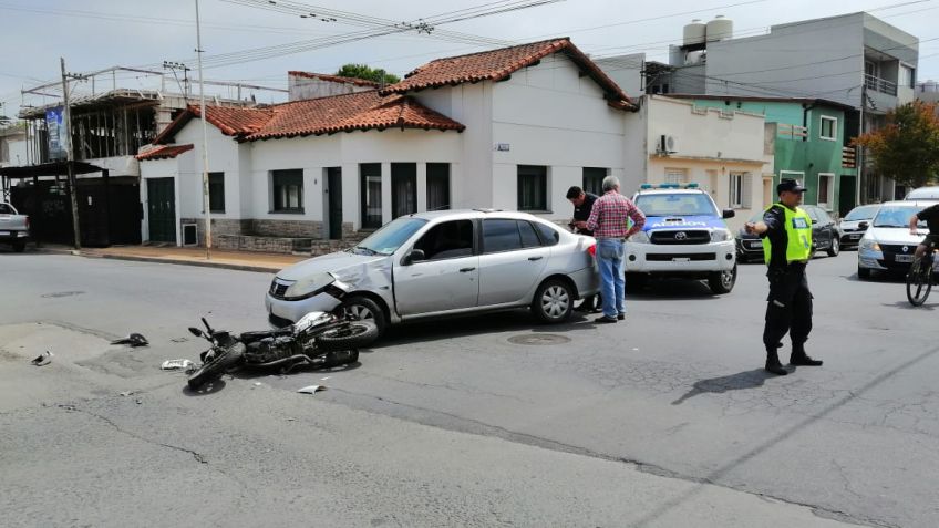 Motociclista herido tras colisionar con un auto