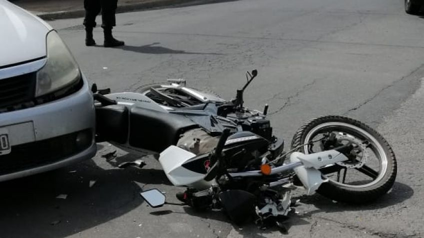 Motociclista herido tras colisionar con un auto