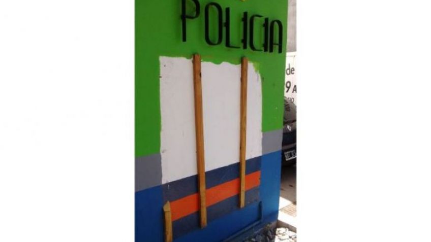 Respuesta: repondrán la placa de la Comisaría Segunda