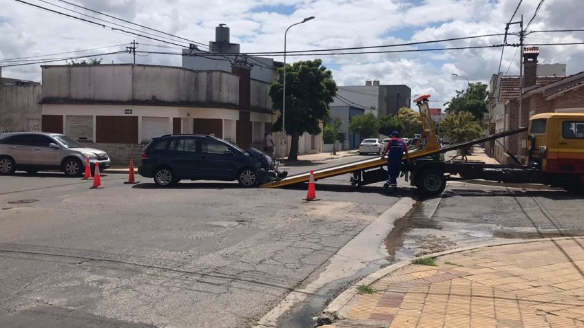 Un herido tras colisión entre auto y camión 