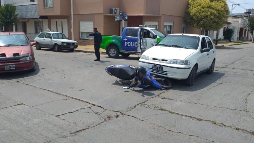 Mujer con fracturas tras choque entre auto y moto