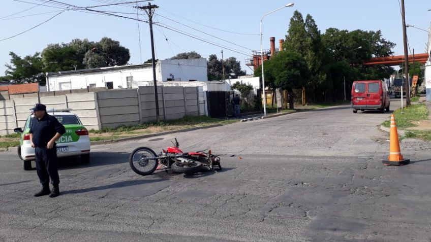 Otro motociclista herido tras chocar con un auto