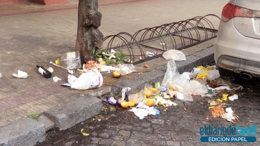 Años de abandono y desidia en Paz al 1200 entre yuyos y roedores. Un poco más al centro, el domingo la basura derramada en el CCU. Solo una muestra.