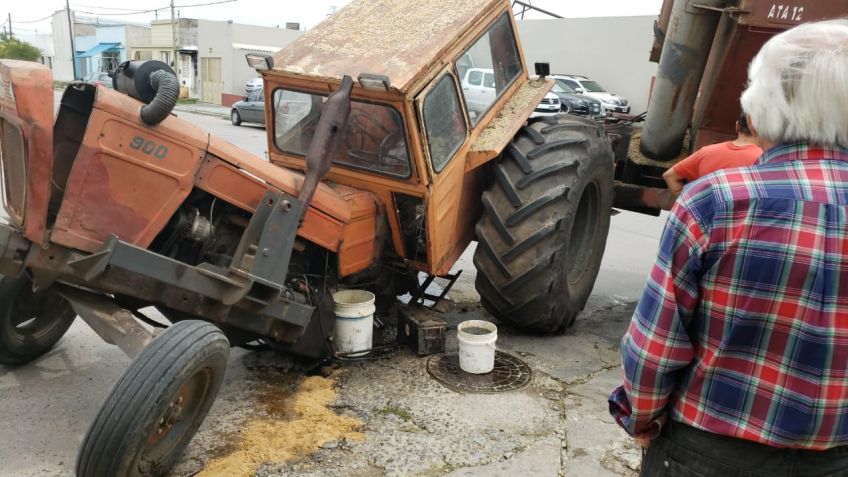 Tractor se partió al medio tras chocar con un camión