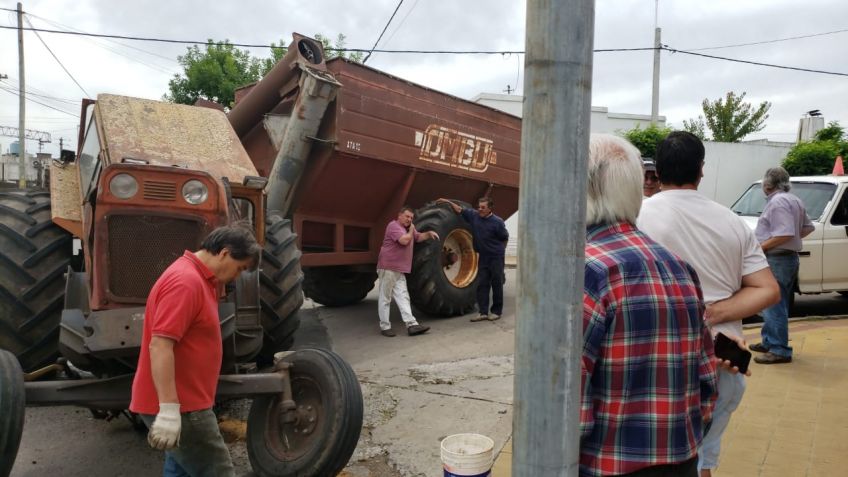 Tractor se partió al medio tras chocar con un camión