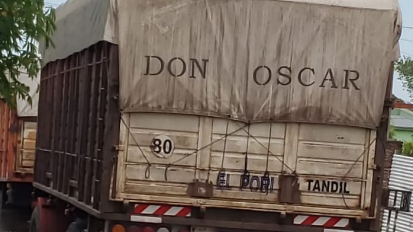 Tractor se partió al medio tras chocar con un camión