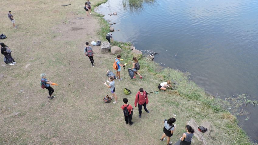 Jóvenes realizaron una limpieza en el Lago del Fuerte