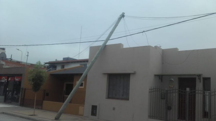 Poste de teléfono cayó sobre una vivienda