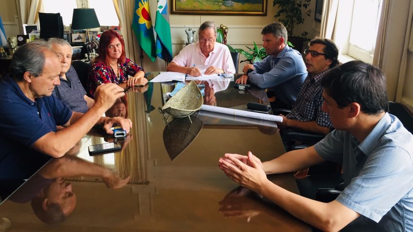 Se firmó el contrato para una nueva etapa de la refacción de techos de la Secundaria Nº8