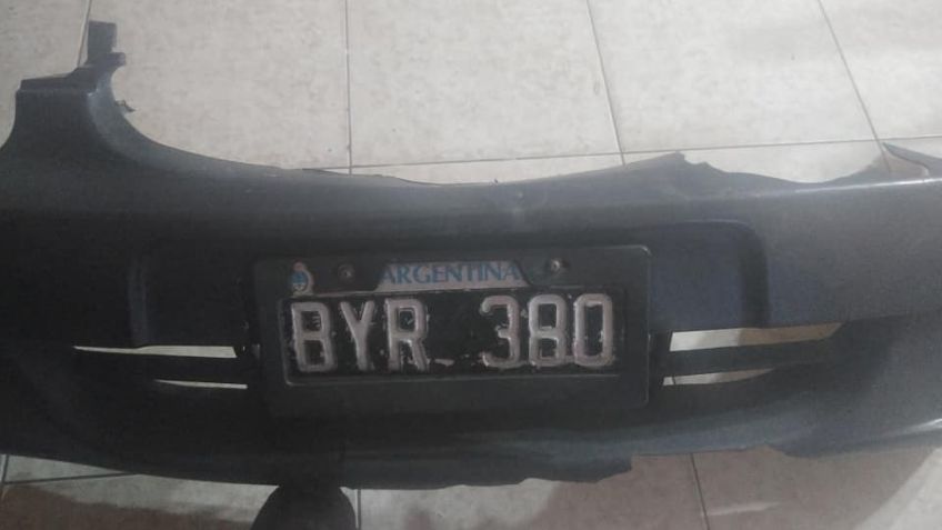 Chocó y escapó, pero perdió el paragolpe con la patente en la huida 
