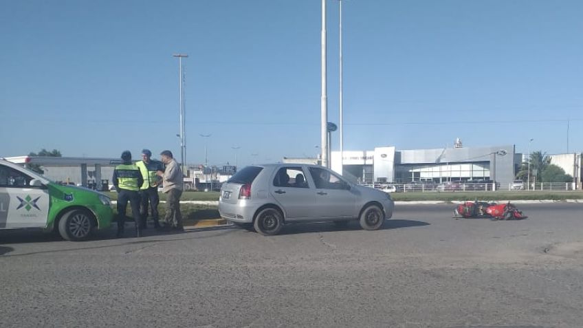 Motociclista con heridas leves tras chocar con un auto