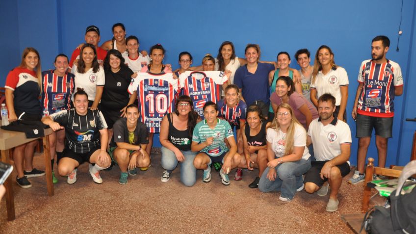 Ferro presentó la camiseta y el cuerpo técnico de su futbol femenino