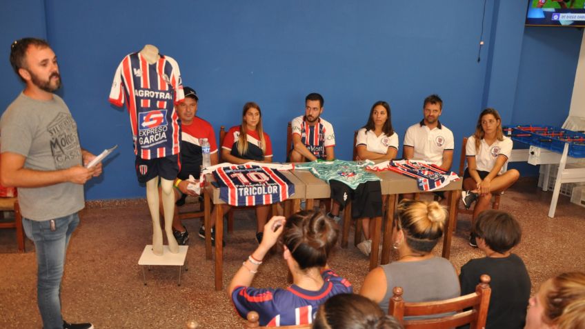 Ferro presentó la camiseta y el cuerpo técnico de su futbol femenino