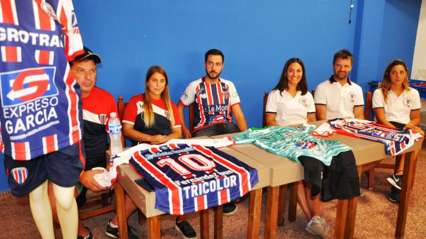 Ferro presentó la camiseta y el cuerpo técnico de su futbol femenino