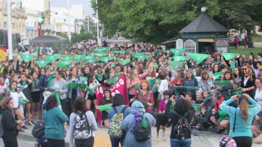 El "pañuelazo" por el aborto tuvo su réplica en Tandil 