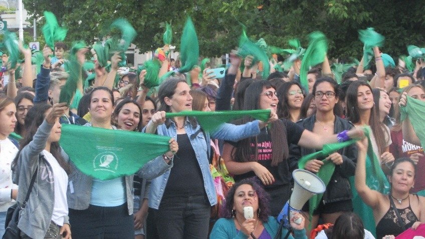 El "pañuelazo" por el aborto tuvo su réplica en Tandil 