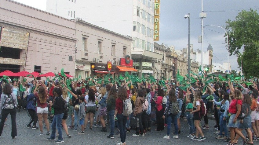 El "pañuelazo" por el aborto tuvo su réplica en Tandil 