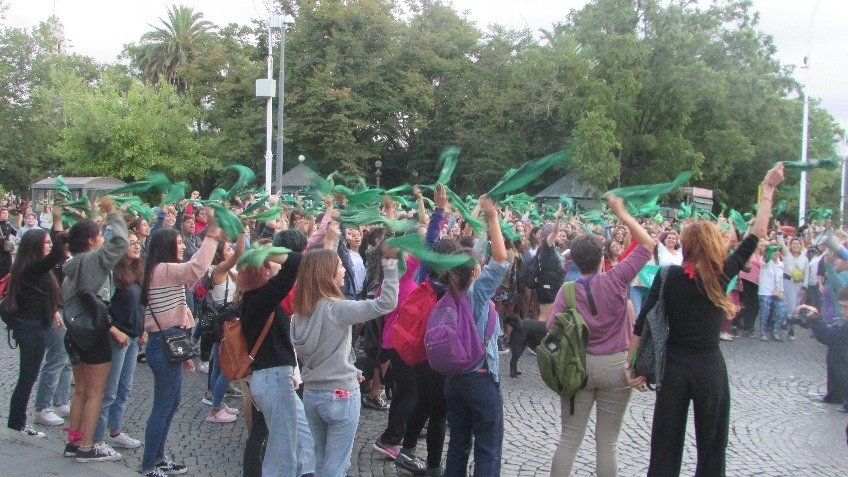 El "pañuelazo" por el aborto tuvo su réplica en Tandil 
