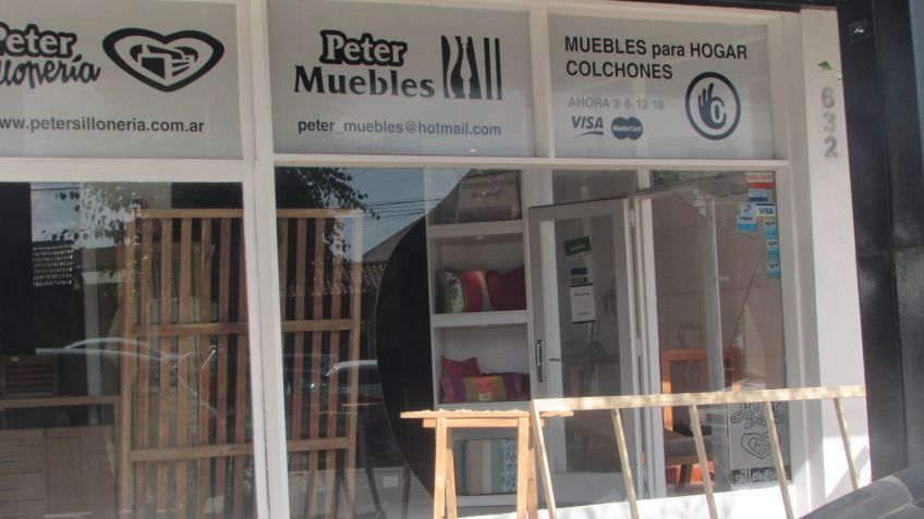 Vándalos rompieron vidriera de una mueblería