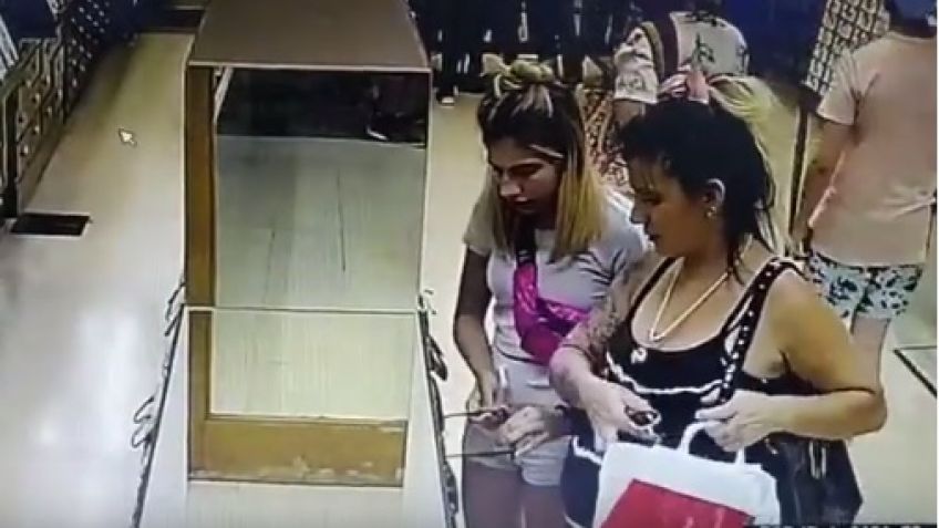 Robaron en una óptica y quedaron filmadas