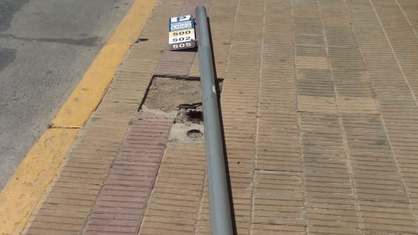 Vecinos se quejan por la caída de un poste