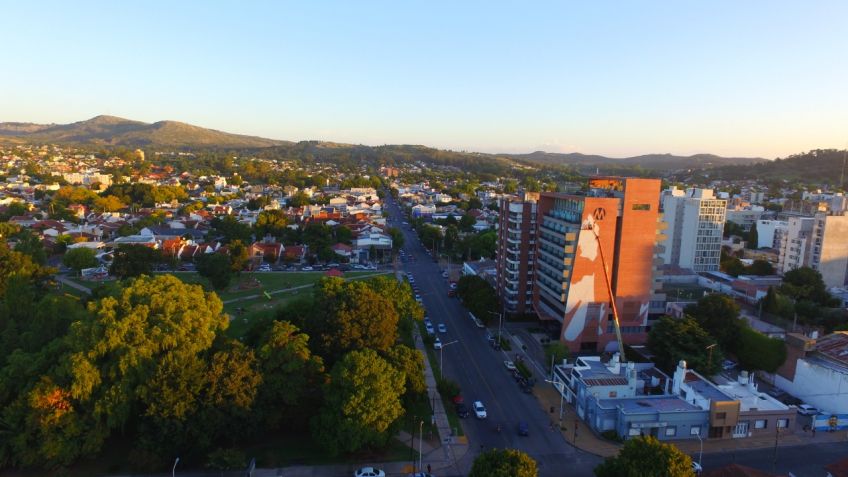 Reconocido artista realiza un mural gigante en un hotel tandilense