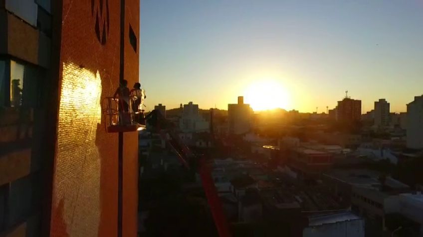 Reconocido artista realiza un mural gigante en un hotel tandilense