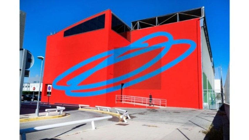 Círculos azules sobre muro rojo, en Valencia