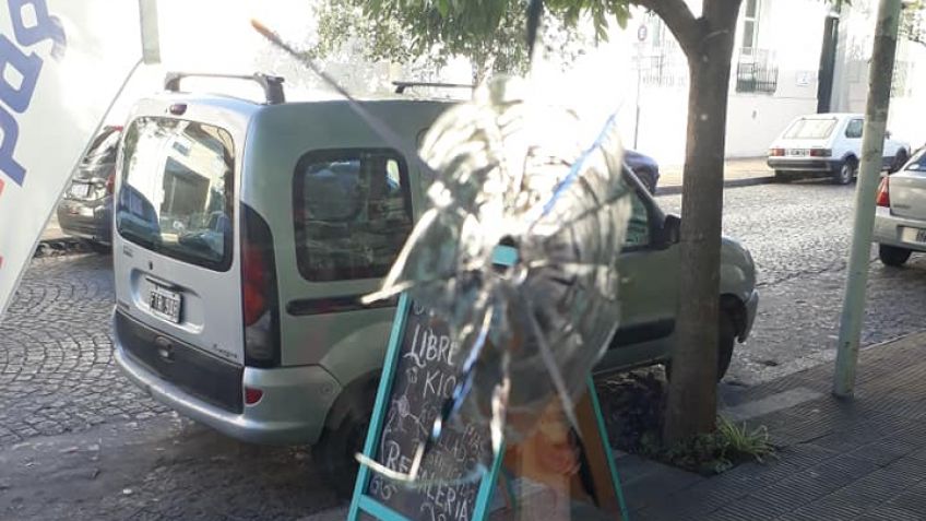 Con un balín, le rompieron la vidriera a un local 