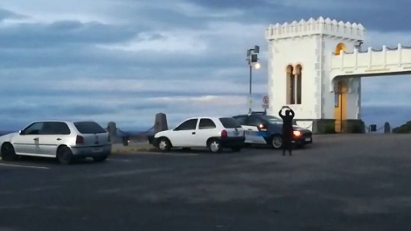 Patrulleros recorren la ciudad pidiendo mantener la cuarentena