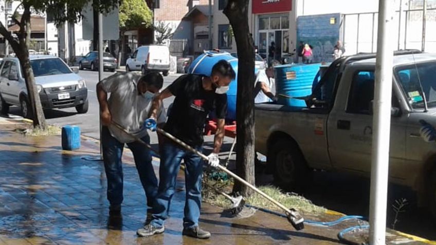 Desinfectan zonas de la ciudad y piden que grandes comercios hagan lo mismo