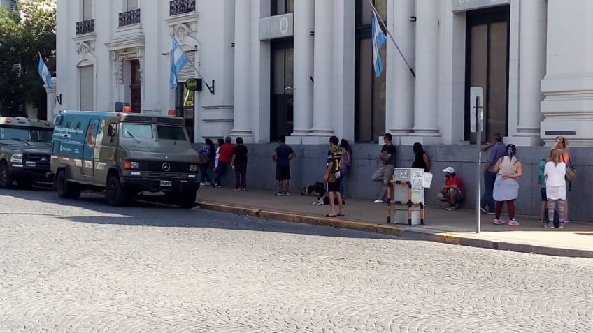 Largas filas en los cajeros automáticos de la ciudad