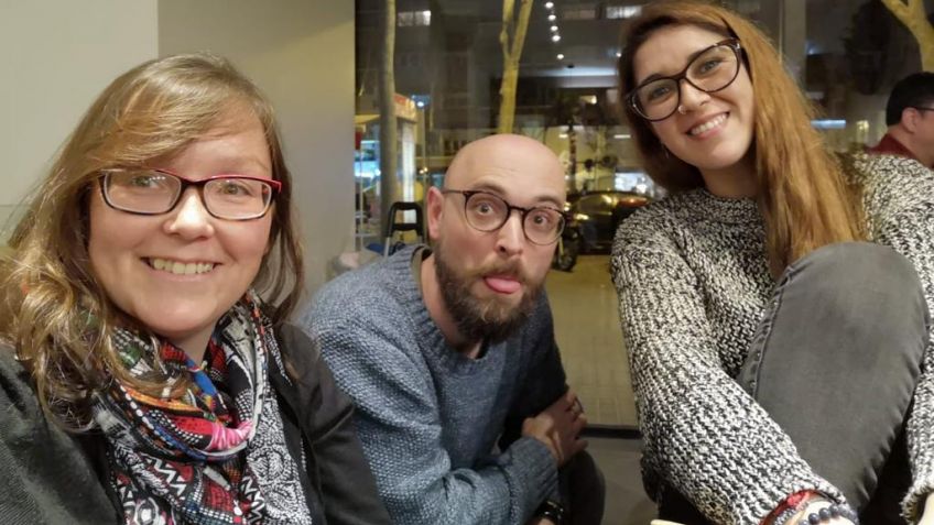 Julieta (izquierda en la foto) está hace un año y nueve meses en España.
