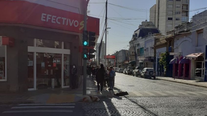Interminables filas en los bancos para el cobro de jubilaciones