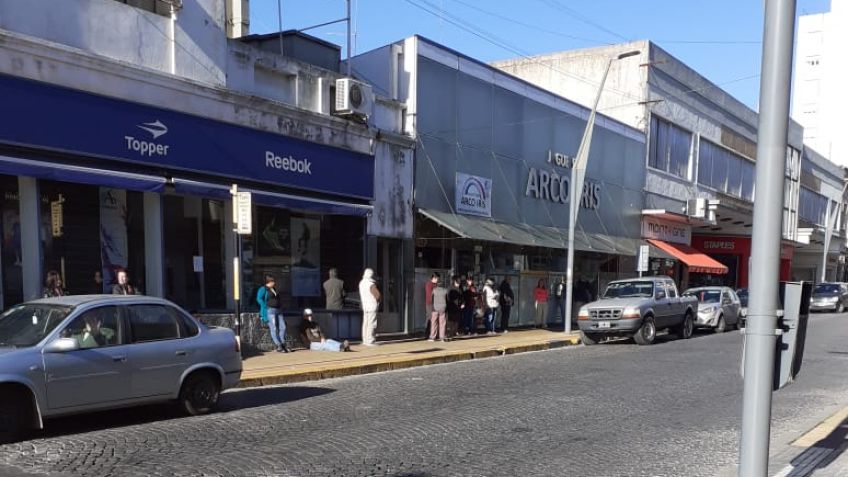 Interminables filas en los bancos para el cobro de jubilaciones