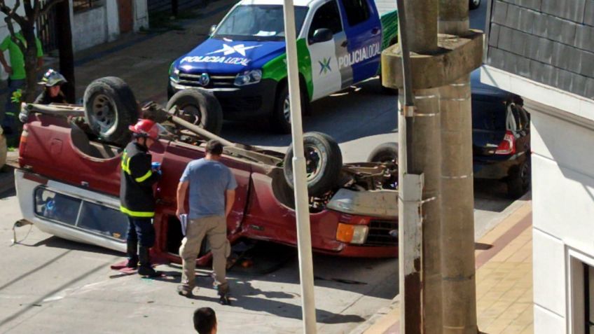 Chocaron dos camionetas en Villa Italia: una de ellas volcó 