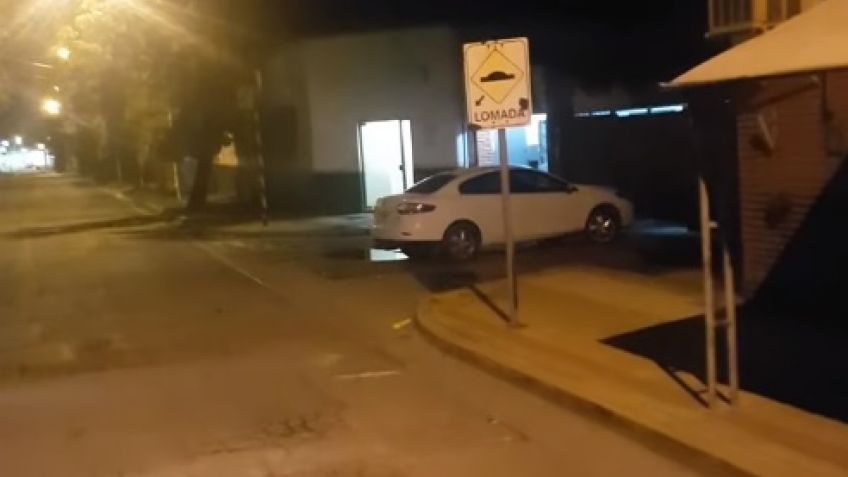 Vecino recorres las calles de la ciudad con el himno nacional